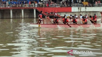 Peringatan Hari Air Dunia di Solo: Merawat Air dengan Tebar Benih Ikan, Tanam Pohon, dan Lomba Dayung