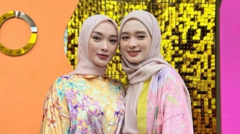 Bak Pinang Dibelah Dua, Inilah Detik-detik Pertemuan Si Kembar Inara Rusli dan Zaskia Gotik