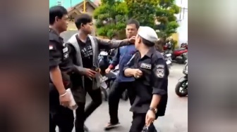 Pria Berseragam Ormas FKPPI Aniaya Tukang Parkir Hotel di Medan, Polisi Buru Pelaku