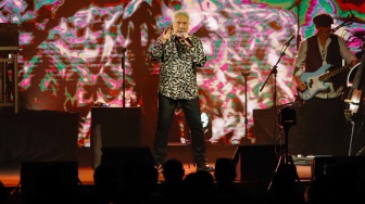 Penyanyi Tom Jones saat tampil pada konser bertajuk 'Tom Jones Ages & Stages Asia Tour 2024' di Grand Ballroom Hotel Mulia Senayan, Jakarta, Jumat (8/3/2024). [Suara.com/Alfian Winanto]