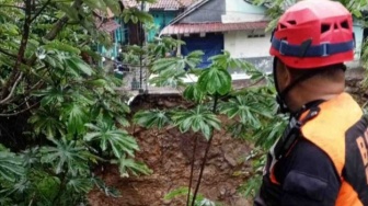 Tebing 12 Meter di Bogor Longsor, 2 Motor Hanyut, 2 Rumah dalam Bahaya