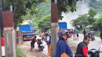 Truk Wortel Terperosok di Tanjakan Maut Kali Lanang, Batu