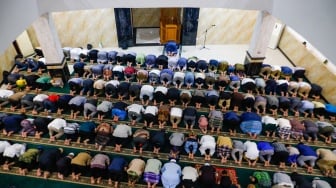 Umat Islam Muhammadiyah melaksanakan Shalat Tarawih pertama di Masjid Raya Uswatun Hasanah, Jakarta, Minggu (10/3/2024). [Suara.com/Alfian Winanto]