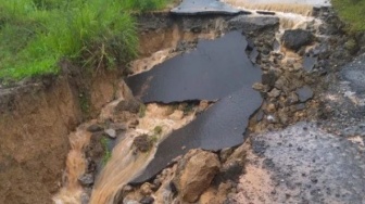 Jalan Menuju Kasepuhan Cisungsang Lebak Amblas, Akibat Curah Hujan Lebak Tinggi