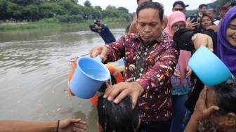 Warga Babakan Kramas Massal Jelang Bulan Ramadan di Bantaran Sungai Cisadane