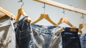 Viral Celana Jeans Dipakai sampai Lusuh, Seberapa Sering Harus Dicuci?