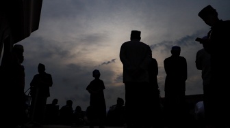 Petugas melakukan pemantauan hilal awal Ramadhan 1445 H memantau hilal di Masjid Al-Musyari'in kawasan Basmol Raya, Jakarta, Minggu (10/3/2024). [Suara.com/Alfian Winanto]
