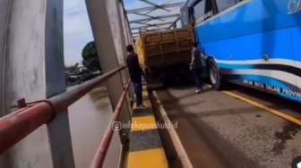 Truk dan Bus Tersangkut di Jembatan Kalis Kapuas Hulu, Netizen: Tidak Ada Mau Mengalah