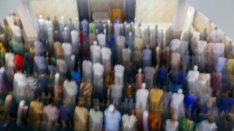 Umat Islam Muhammadiyah melaksanakan Shalat Tarawih pertama di Masjid Raya Uswatun Hasanah, Jakarta, Minggu (10/3/2024). [Suara.com/Alfian Winanto]