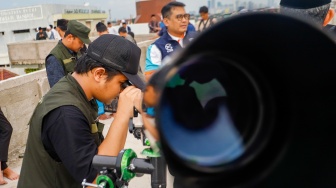 Petugas melakukan pemantauan hilal awal Ramadhan 1445 H memantau hilal di Masjid Al-Musyari'in kawasan Basmol Raya, Jakarta, Minggu (10/3/2024). [Suara.com/Alfian Winanto]
