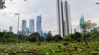 Warga melakukan ziarah kubur di TPU Karet Bivak, Jakarta, Minggu (10/3/2024). [Suara.com/Alfian Winanto]