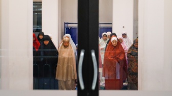 Umat Islam Muhammadiyah melaksanakan Shalat Tarawih pertama di Masjid Raya Uswatun Hasanah, Jakarta, Minggu (10/3/2024). [Suara.com/Alfian Winanto]