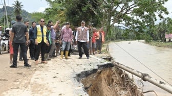 Pemprov Sumbar Salurkan 220 Ton Beras Cadangan Pangan untuk Warga Korban Banjir dan Longsor di Pesisir Selatan