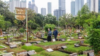 Warga melakukan ziarah kubur di TPU Karet Bivak, Jakarta, Minggu (10/3/2024). [Suara.com/Alfian Winanto]