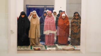 Umat Islam Muhammadiyah melaksanakan Shalat Tarawih pertama di Masjid Raya Uswatun Hasanah, Jakarta, Minggu (10/3/2024). [Suara.com/Alfian Winanto]