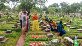 Warga melakukan ziarah kubur di TPU Karet Bivak, Jakarta, Minggu (10/3/2024). [Suara.com/Alfian Winanto]