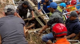 Longsor Menerjang Tempat Wisata Puncak, Karyawan Tertimbun Saat Berada di Dapur