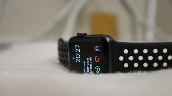 Dokter Hewan Menggunakan Apple Watch Pantau Jantung Singa