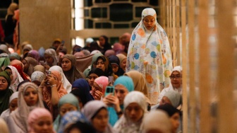 Seorang jamaah melaksanakan ibadah Salat Sunnah sebelum ibadah Salat Tarawih di Masjid Istiqlal, Jakarta, Senin (11/3/2024). [Suara.com/Alfian Winanto]