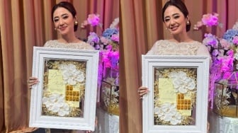 Dewi Perssik Gelar acara Lamaran, Baju Ibunda Disorot Warganet karena Mirip Jas Hujan