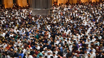 Umat Islam melaksanakan ibadah Salat Tarawih di Masjid Istiqlal, Jakarta, Senin (11/3/2024). [Suara.com/Alfian Winanto]