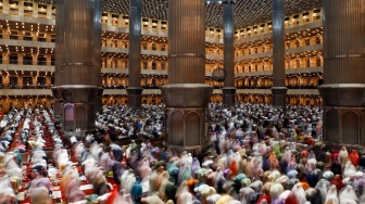 Umat Islam melaksanakan ibadah Salat Tarawih di Masjid Istiqlal, Jakarta, Senin (11/3/2024). [Suara.com/Alfian Winanto]