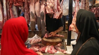 Warga membeli daging sapi di Pasar Senen, Jakarta, Senin (11/3/2024). [Suara.com/Alfian Winanto]
