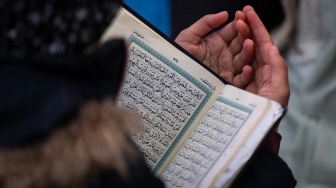 Umat Muslim melaksanakan salat Tarawih pertama Ramadhan di Times Square, New York City, Amerika Serikat, Minggu (10/3/2024). [Adam Gray/AFP]