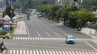 Kendaraan melintas di Jalan MH Thamrin, Jakarta, Selasa (12/3/2024). [Suara.com/Alfian Winanto]