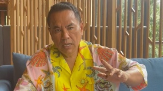 Nggak Kapok Dirujak Publik, Hotman Paris Ngotot Bela Aden Wong Sampai Bandingkan dengan Kurnia Meiga