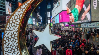 Ratusan Umat Muslim Salat Tarawih Berjamaah di Times Square New York