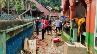 Warga Kota Kendari Bersihkan Masjid Dari Lumpur