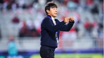 6 OOTD Sporty Shin Tae Yong di Pinggir Lapangan, Pancarkan Ketampanan Khas Oppa Korea Selatan