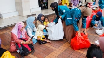 Petugas membagikan menu berbuka puasa di Masjid Istiqlal, Jakarta, Selasa (12/3/2024). [Suara.com/Alfian Winanto]