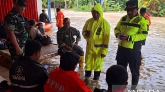 Banjir Bangkalan, Warga Mengungsi di SPBU Arosbaya