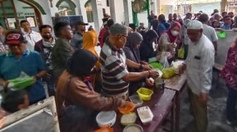 Bubur Samin Masjid Darussalam Solo: Tak Sekadar Hidangan, Tapi Tradisi dan Rasa Cinta yang Tak Terlupakan