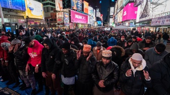 Umat Muslim melaksanakan salat Tarawih pertama Ramadhan di Times Square, New York City, Amerika Serikat, Minggu (10/3/2024). [Adam Gray/AFP]