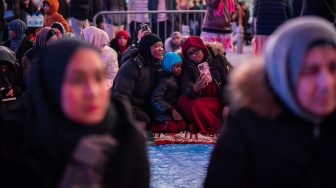 Umat Muslim melaksanakan salat Tarawih pertama Ramadhan di Times Square, New York City, Amerika Serikat, Minggu (10/3/2024). [Adam Gray/AFP]