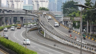 Kendaraan melintas di Jalan Gatot Subroto, Jakarta, Selasa (12/3/2024). [Suara.com/Alfian Winanto]