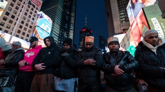 Umat Muslim melaksanakan salat Tarawih pertama Ramadhan di Times Square, New York City, Amerika Serikat, Minggu (10/3/2024). [Adam Gray/AFP]