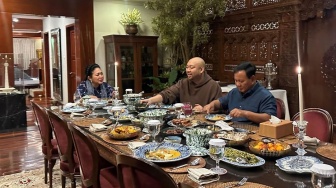 Buka Puasa Hari Pertama, Prabowo Pamer Makan Bareng Titiek dan Didit