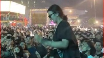 Duh Malu, Nonton Konser Sambil Digendong, Perempuan Ini Kena Timpuk Botol