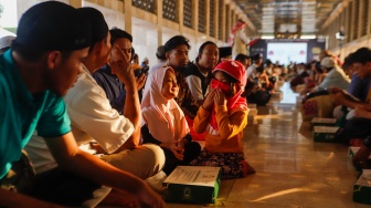 Petugas membagikan menu berbuka puasa di Masjid Istiqlal, Jakarta, Selasa (12/3/2024). [Suara.com/Alfian Winanto]