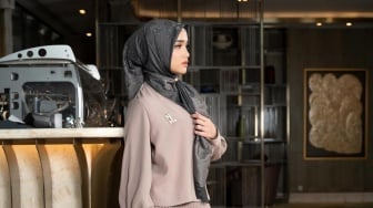 5 Inspirasi OOTD Lebaran Ala Fuji, Pakai Tunik Sampai Gamis Tetap Terlihat Cantik