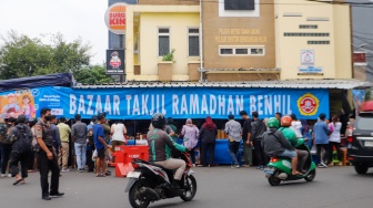 Suasana di Pasar Takjil Bendungan Hilir, Jakarta, Rabu (13/3/2024). [Suara.com/Alfian Winanto]