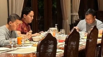 Viral Potret Prabowo Makan Sahur Ditemani Ajudan, Publik Sedih Tak Ada Titiek Soeharto