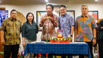 Pemimpin Redaksi Suara.com, Suwarjono (tengah) bersama dengan Komisaris Arkadia Digital Media, Iwa Karunia (kedua kanan), CFO Arkadia Digital Media, Fatabiqul Algatot (kanan), Program Manager IMS, Eva Danayanti (kedua kiri) saat perayaan 10 Tahun Suara.com di Kantor Redaksi Suara.com, Jakarta, Rabu (13/3/2024). [Suara.com/Alfian Winanto]