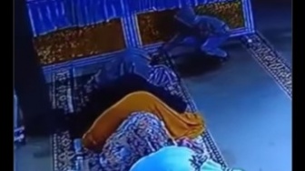 Viral Aksi Pria Curi Barang Milik Jamaah saat Salat Subuh di Malang Terekam CCTV