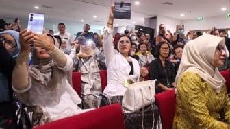 Sejumlah guru besar dan akademisi dari beberapa perguruan tinggi berkumpul di Universitas Indonesia atau UI, Salemba, Jakarta, Kamis, (14/3/2024). [Suara.com/Alfian Winanto]