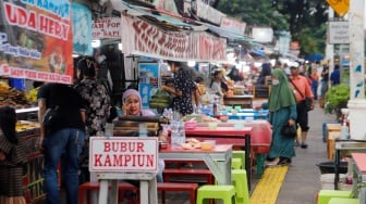 Suasana menjelang buka puasa di Sentra kuliner Nasi Kapau di Jalan Kramat Raya, Senen, Jakarta, Kamis (14/3/2024). [Suara.com/Alfian Winanto]